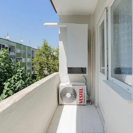 Centrally Located 2 Bedroom Apartment *