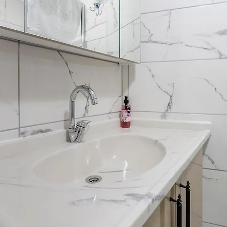 Centrally Located 2 Bedroom Apartment *